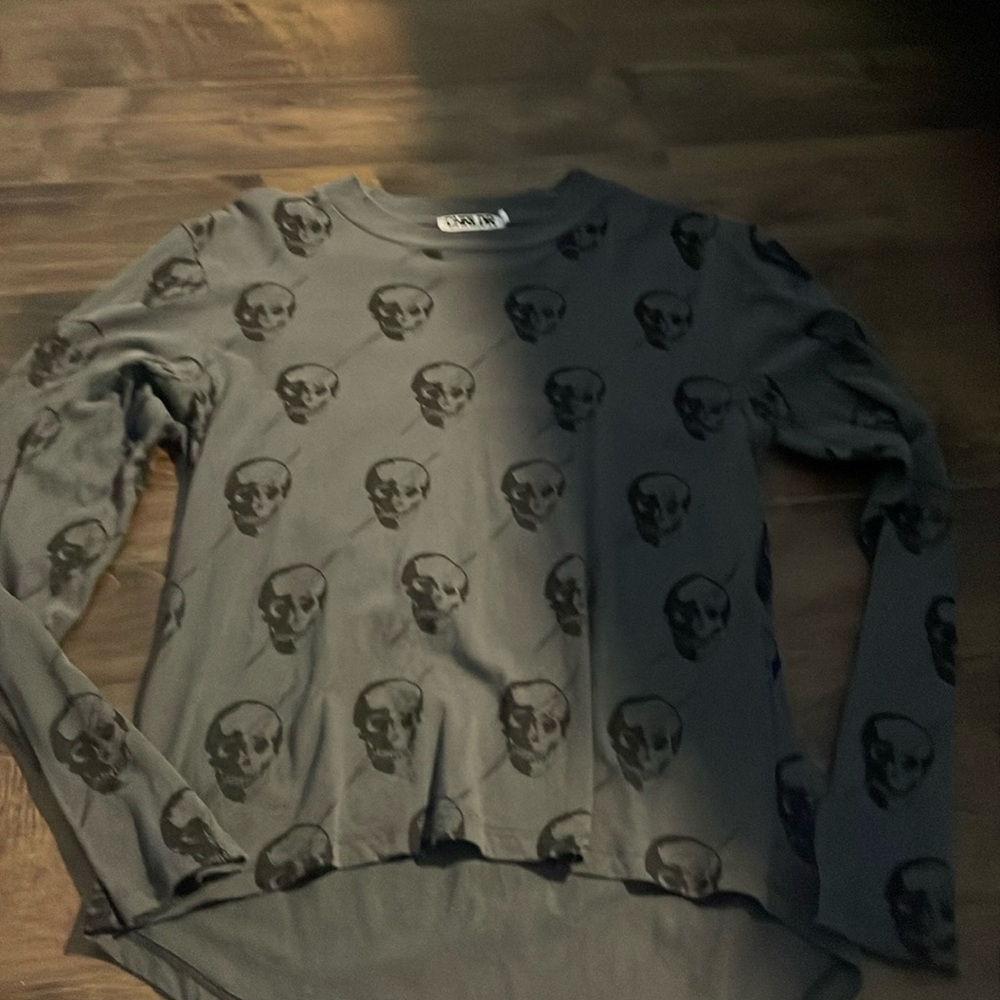 CHRLDR long sleeve skull - size small!.🔥